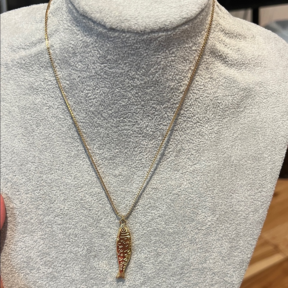 Elegant Gold Fish Pendant Necklace